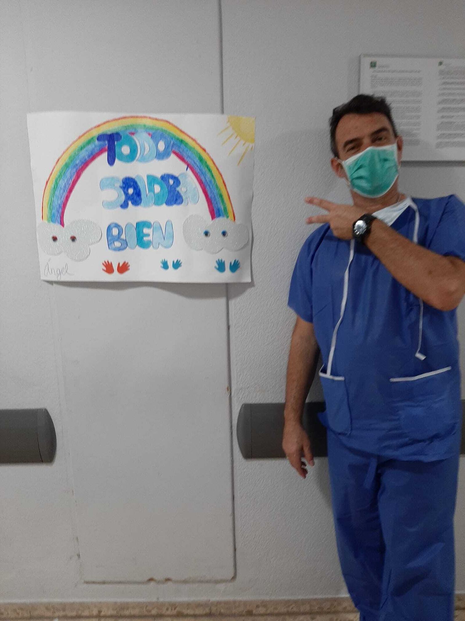 Un enfermero junto a uno de los dibujos del Puerta del Mar.