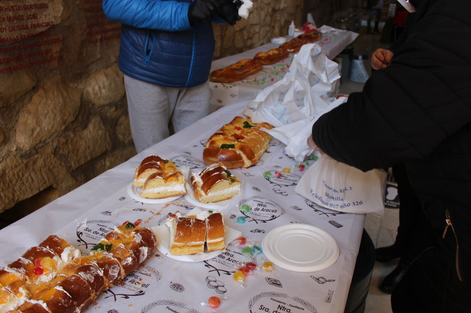 El roscón de Reyes gigante y solidario de Lucena, en fotografías