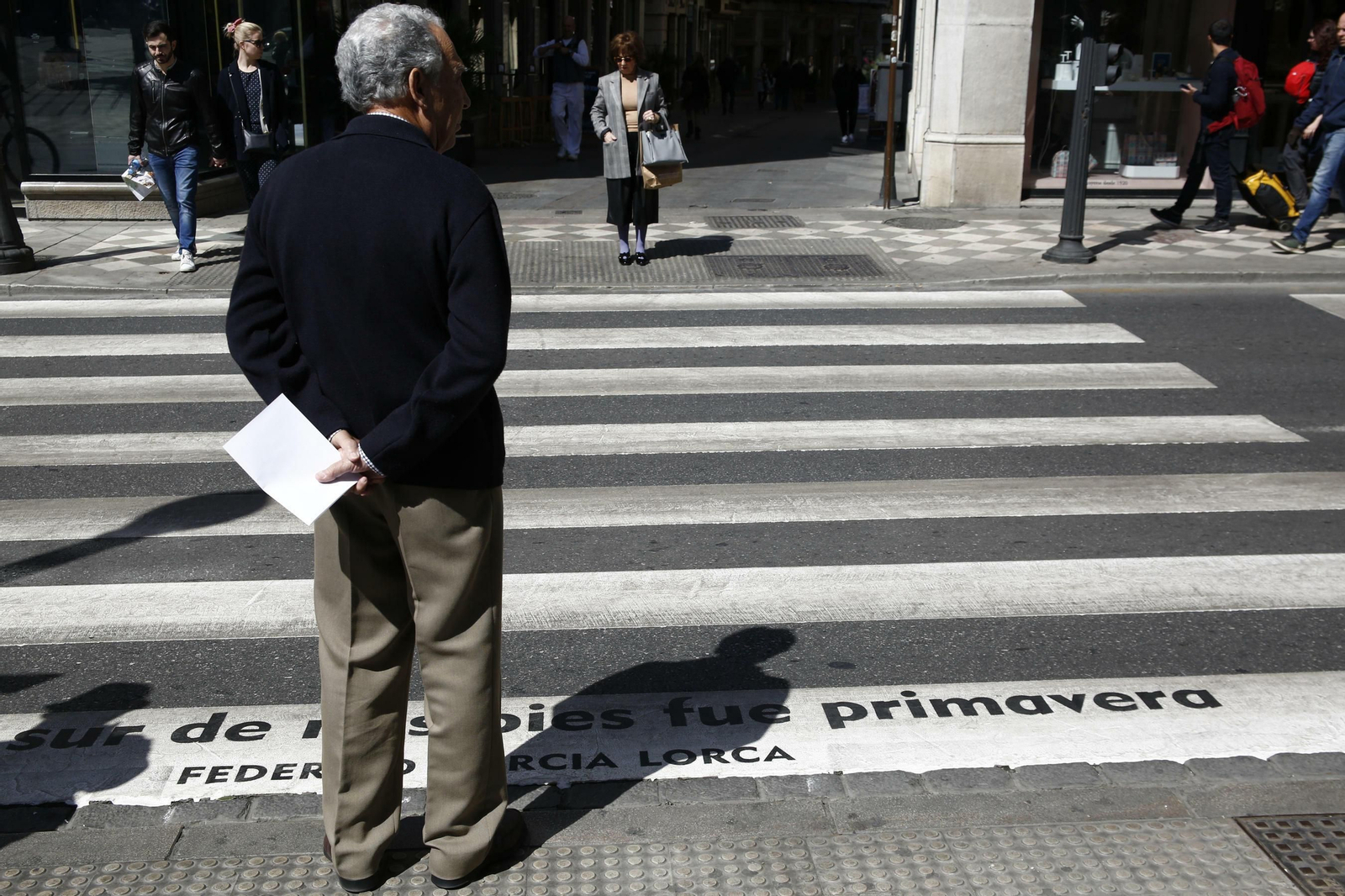 Granada llena de versos sus pasos de cebra en el Día Mundial de la Poesía