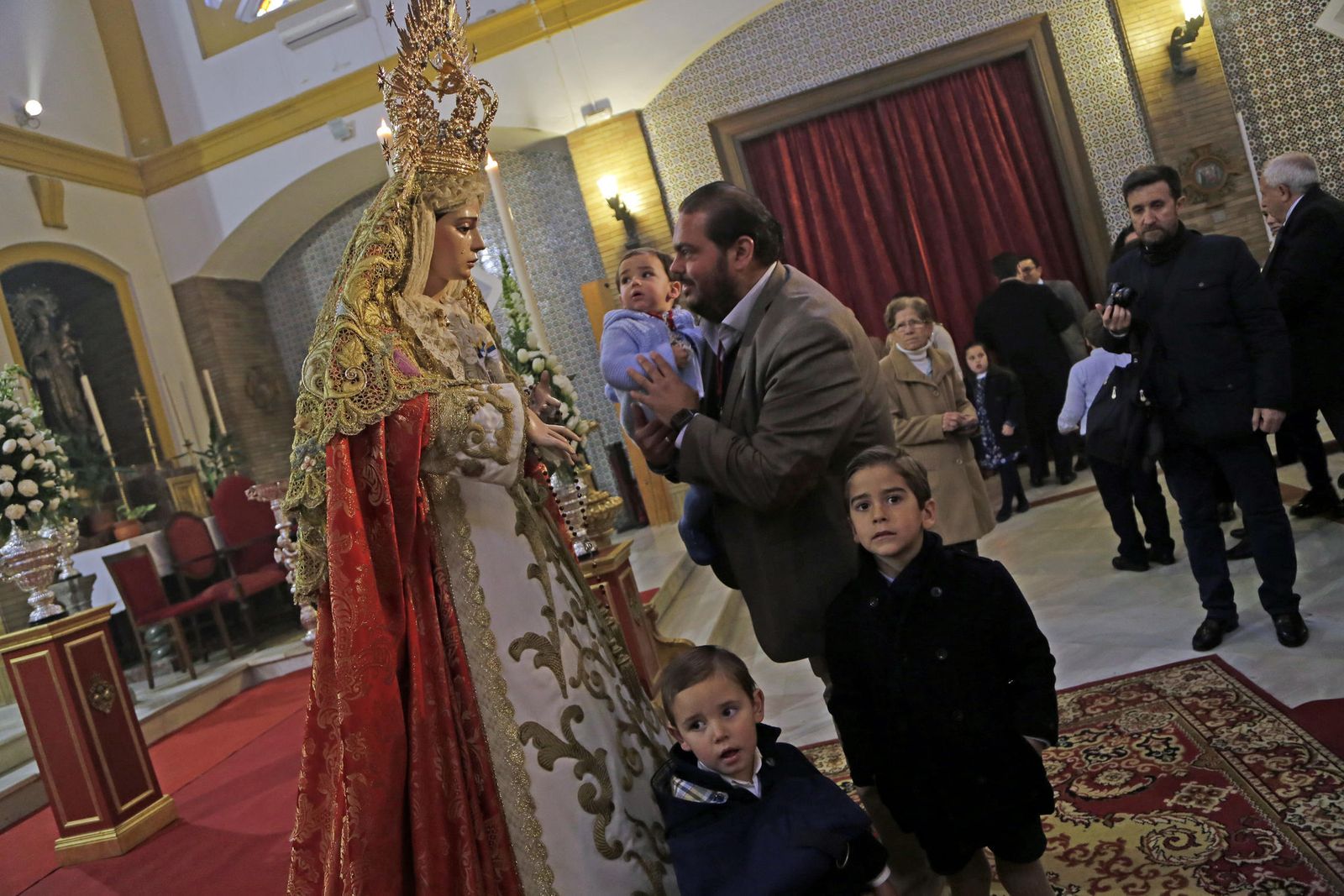 Momento del besamanos a María Santísima de la Candelaria celebrado ayer en la parroquia de Santa Ana.