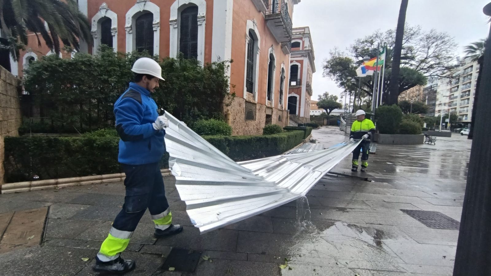 Operarios municipales retirando la valla.