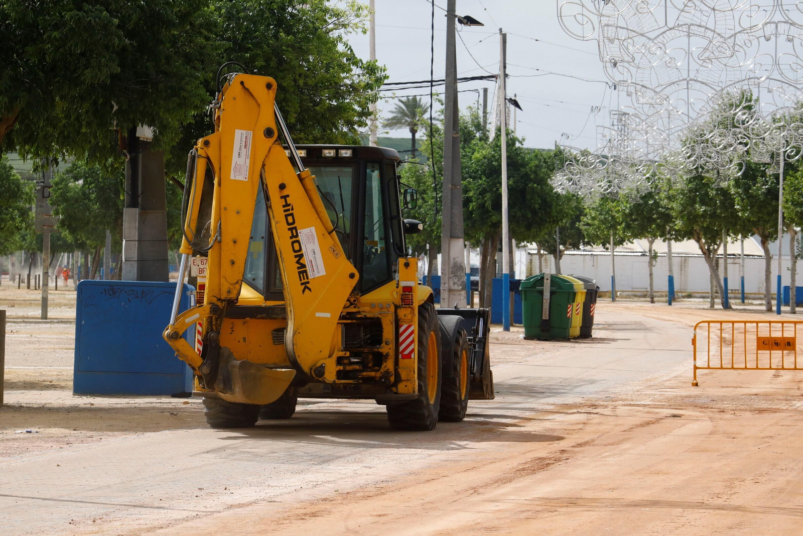 El inicio del montaje de la Feria de Córdoba en El Arenal, en imágenes