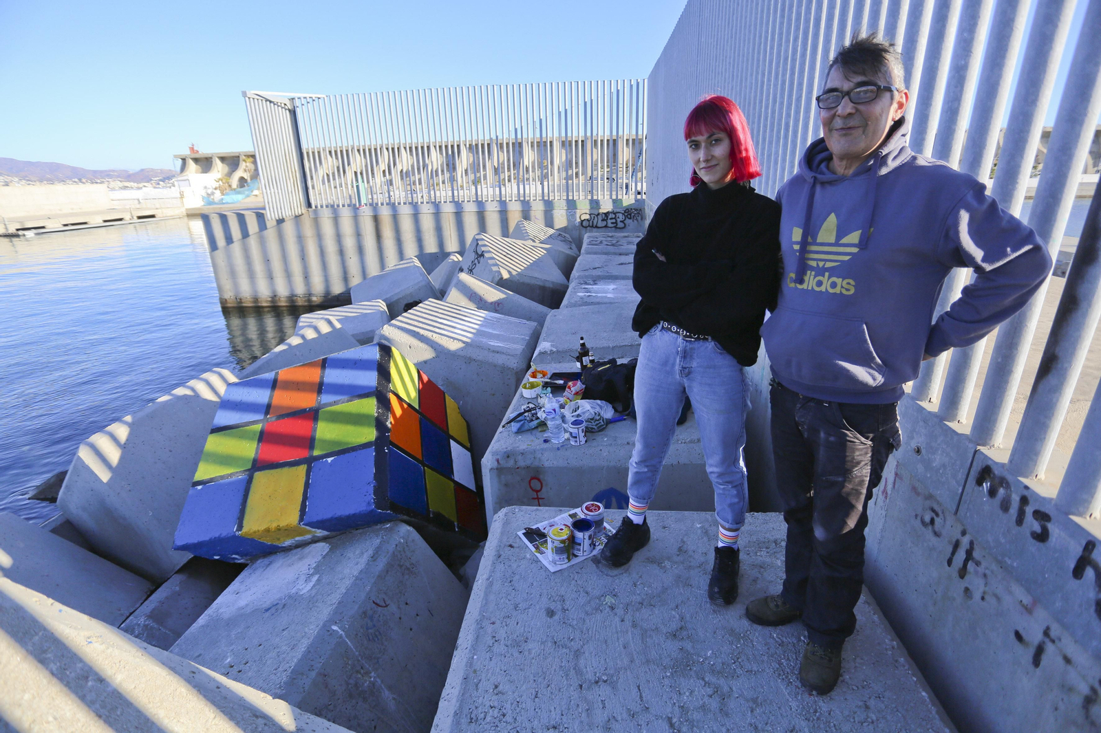 Artistas locales que reivindican la autoría del cubo de Rubik instalado en el espigón del muelle