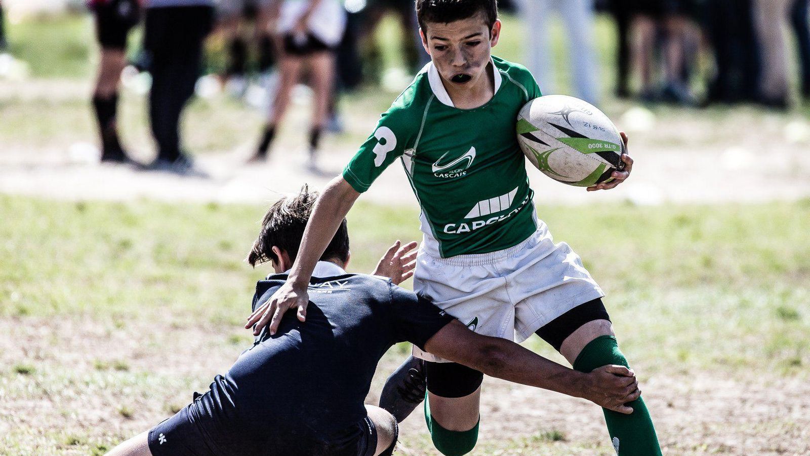 Jóven rugbier del Ciencias La Carloteña intenta evitar el placaje de su rival