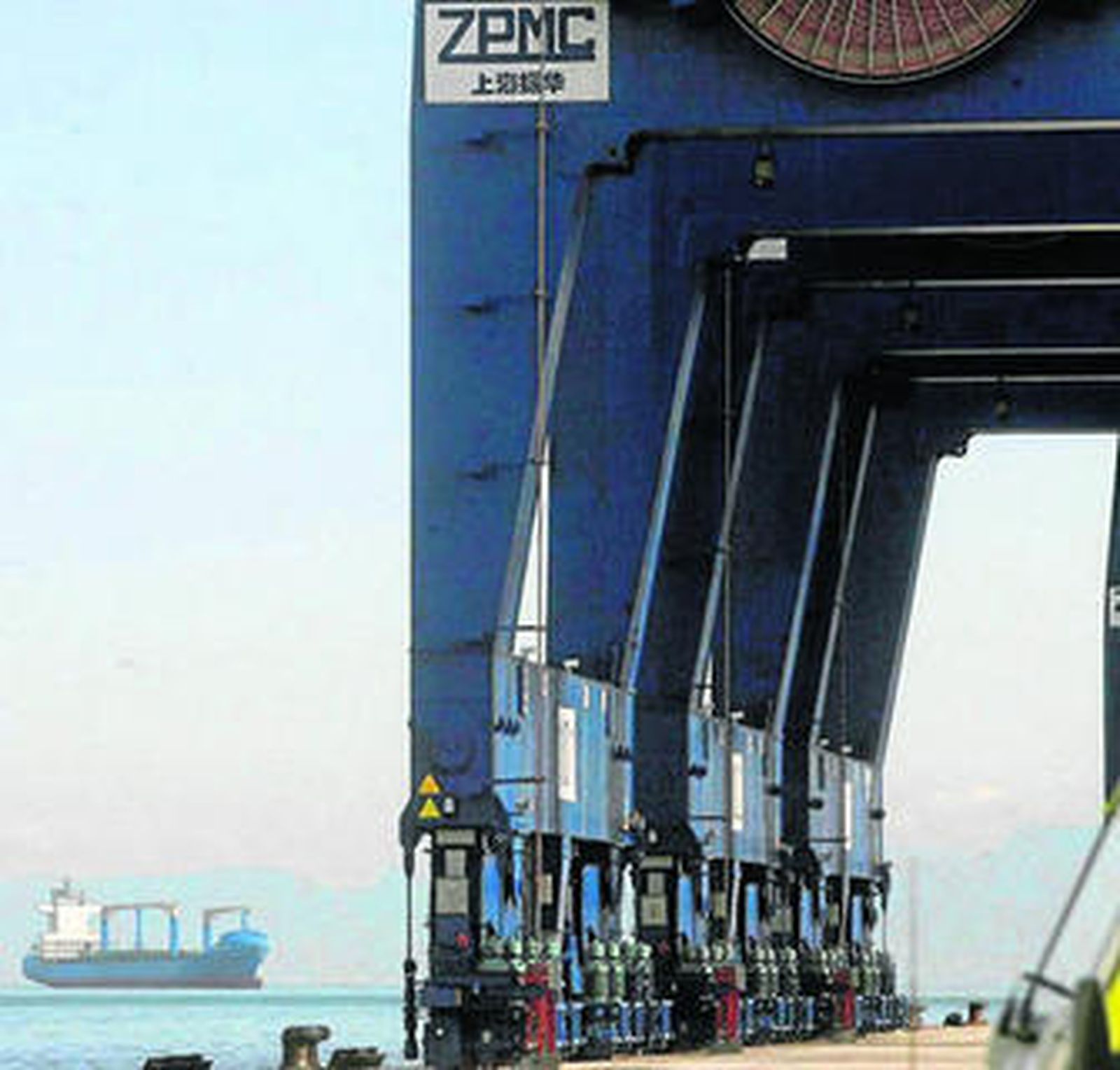 Fotografía de las grúas ubicadas en el muelle de Isla Verde Exterior.