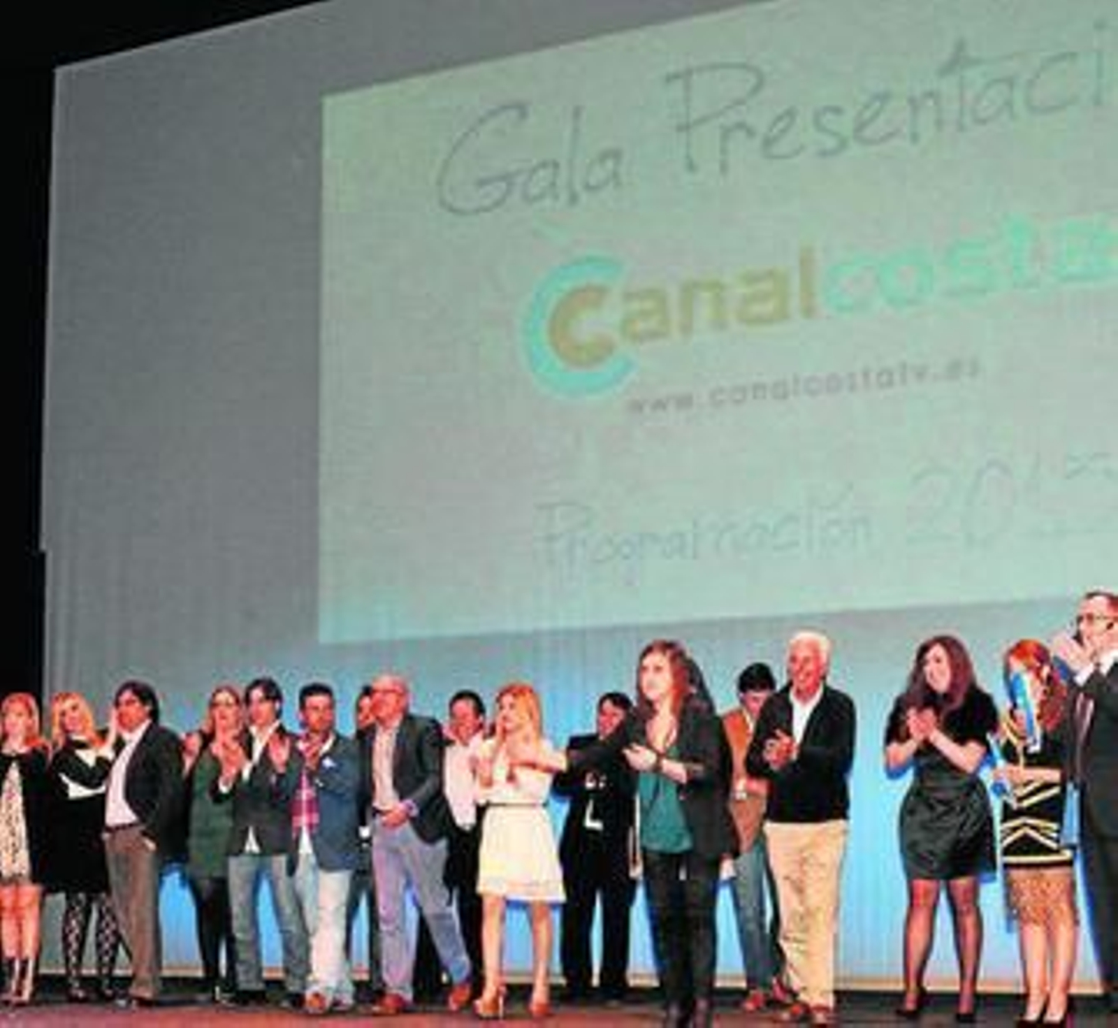 Parte del equipo de Canalcosta TV en el escenario. Parte del equipo de Canalcosta TV en el escenario.