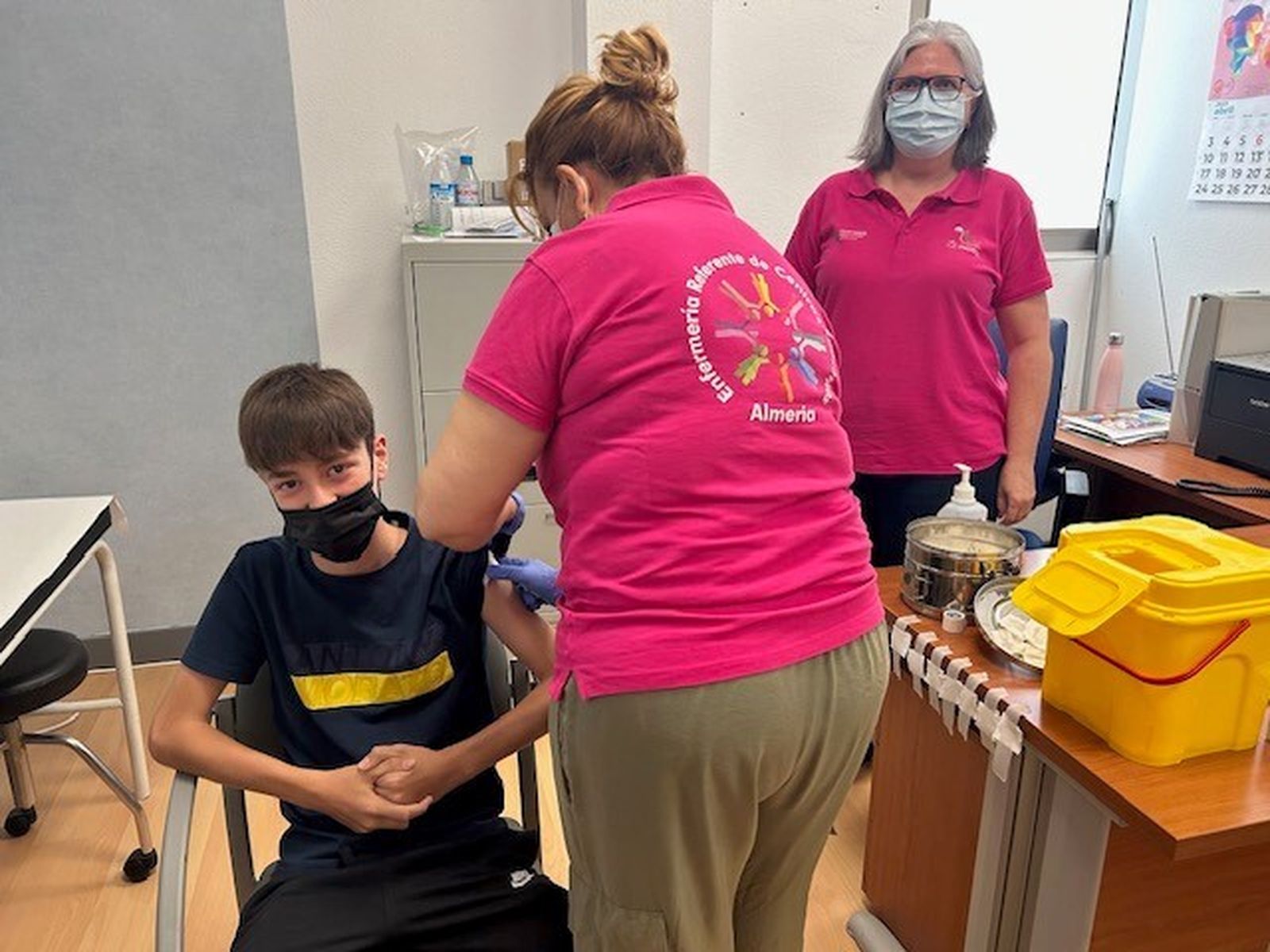 Vacunación de un adolescente en una de los periodos anteriores que se han habilitado para actualización de vacunas.