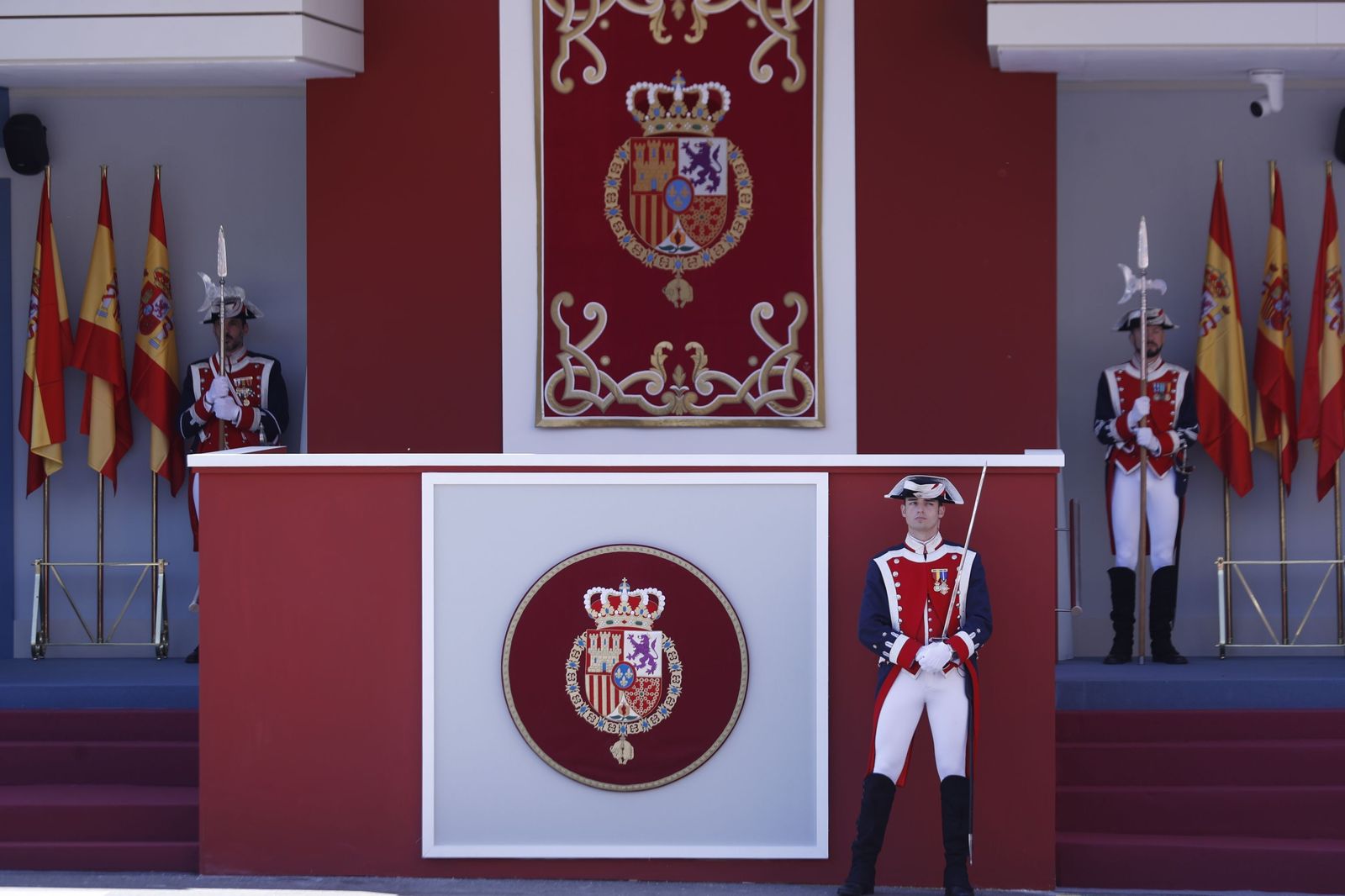 El desfile del Día de las Fuerzas Armadas en Granada, en imágenes