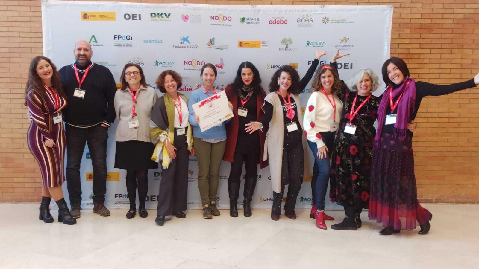 Alumnado, profesorado y director del IES Pablo Picasso y representantes de Mullor y Anabella, entidades que conceden el premio en la categoría de igualdad entre mujeres y hombres.