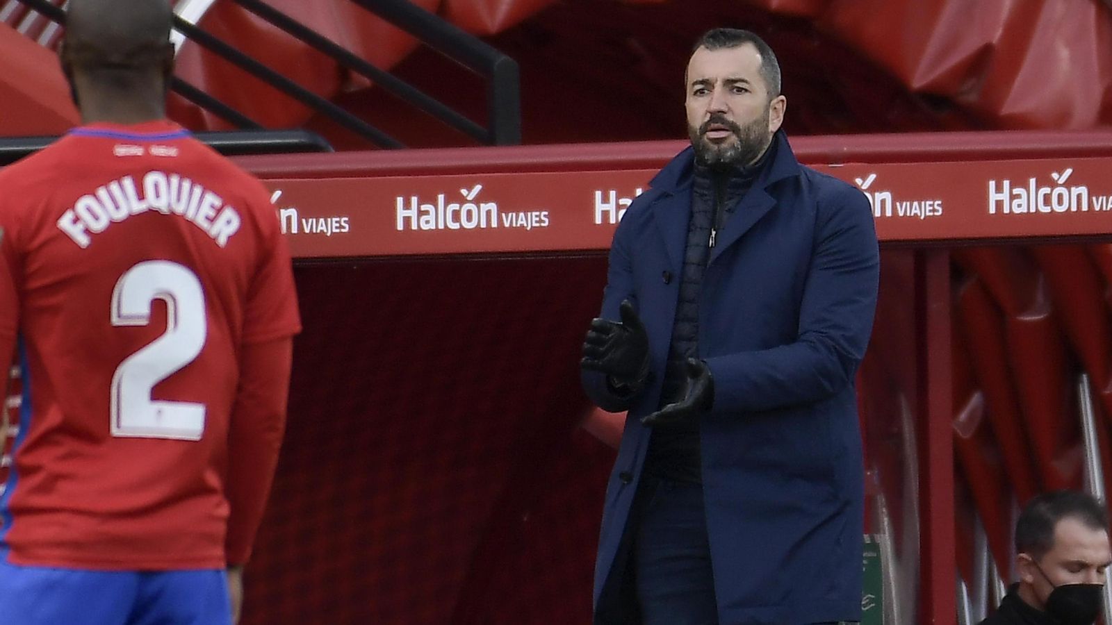 Diego Martínez da instrucciones en la banda de Los Cármenes.