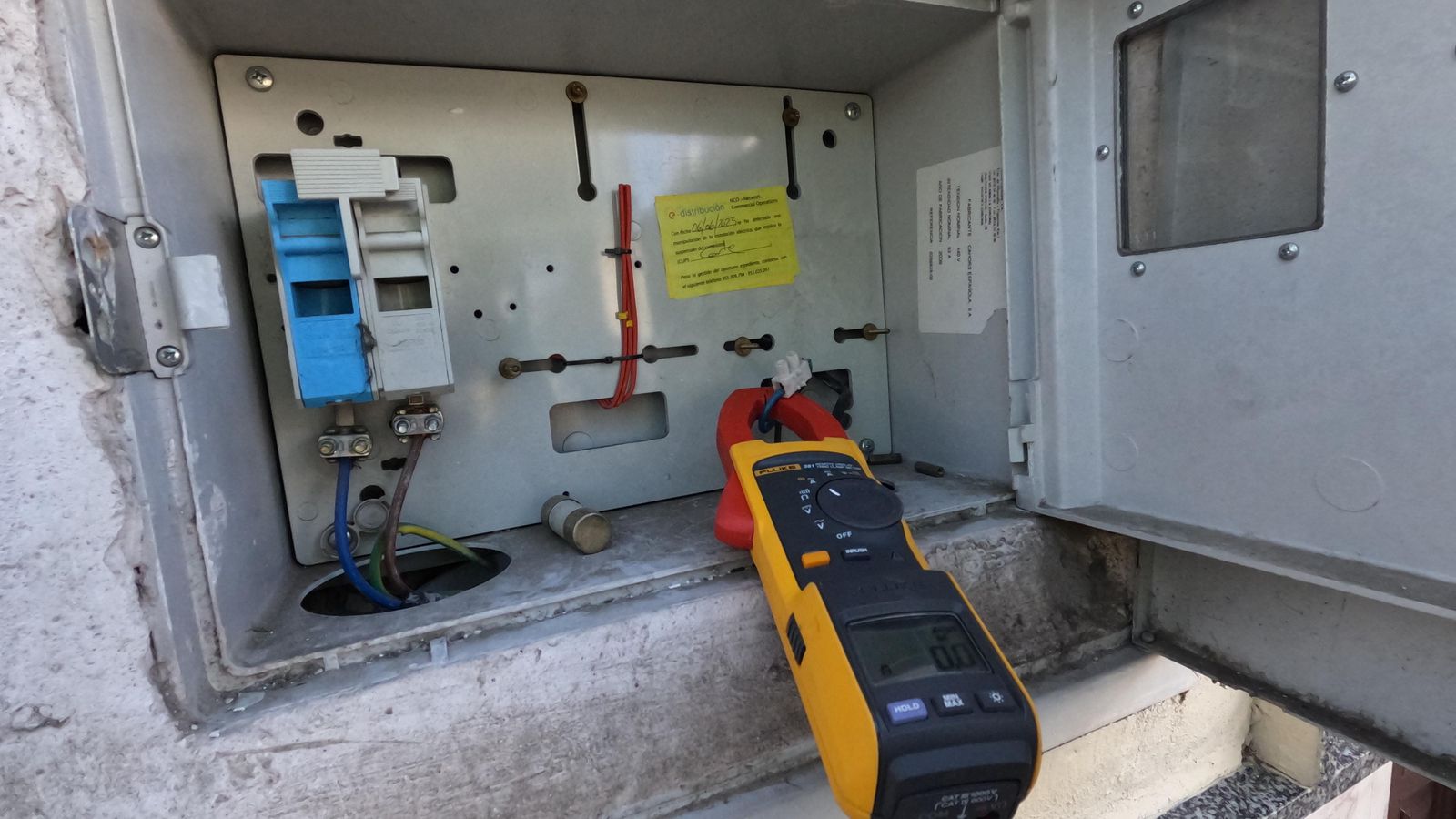 Detalle del procedimiento que siguen los técnicos durante una inspección de fraude en Torreblanca.