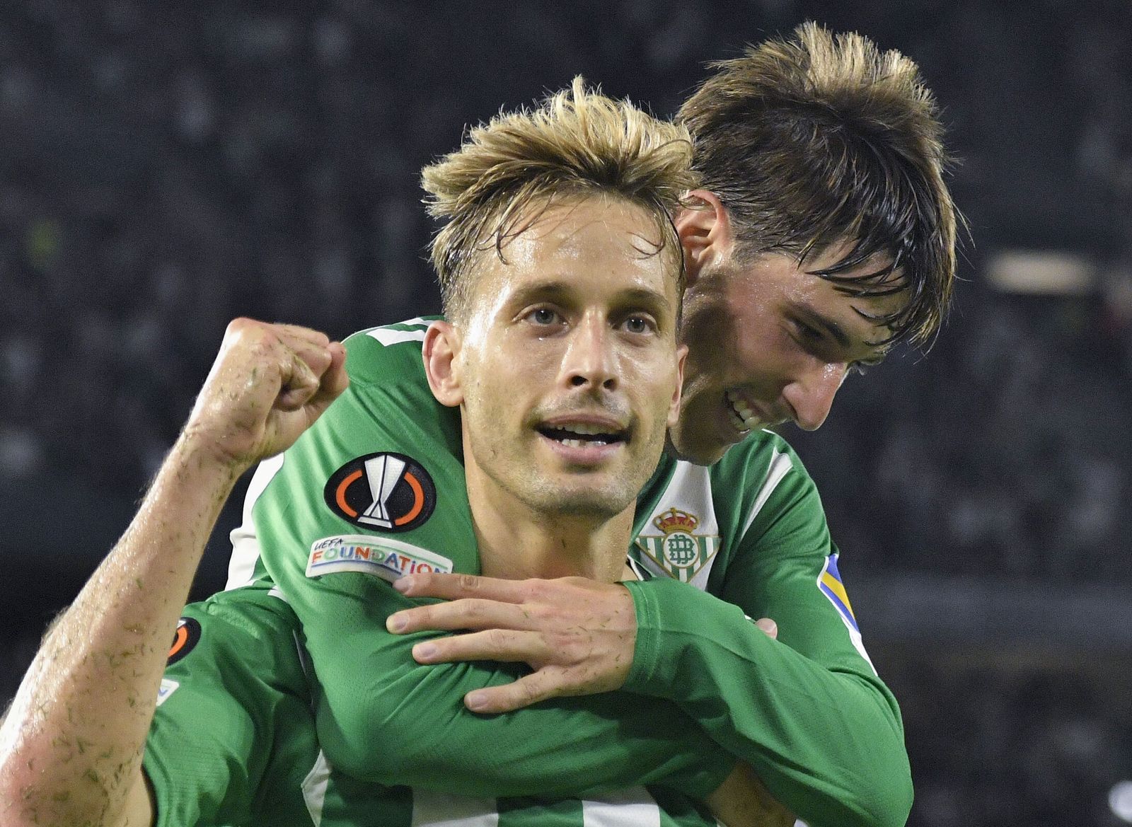 Miranda celebra con Canales uno de los goles anotados en el duelo ante el Ludogorets.