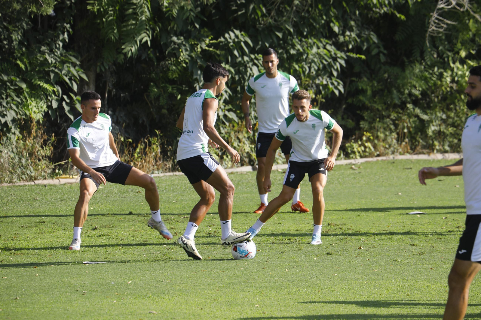 Kevin Medina golpea el balón en presencia de Diego Bri, Isma Ruiz y Sergi Guardiola.