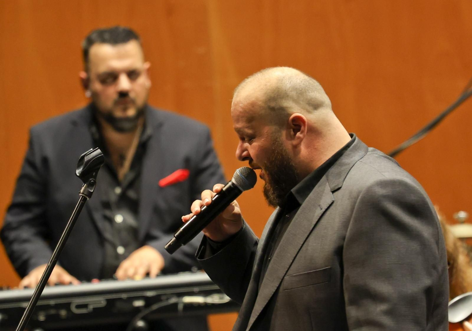 El concierto de David Barrull y la Orquesta Sinfónica de Triana en el Teatro Cervantes, en imágenes