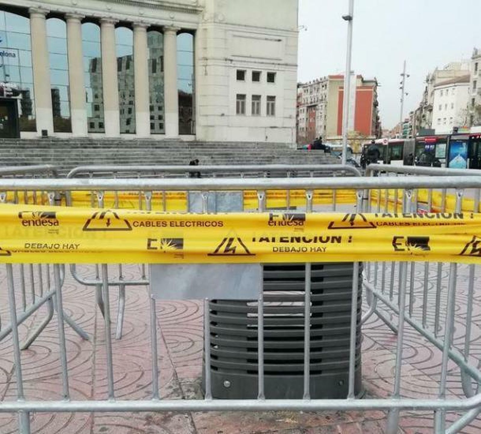 Conducto de ventilación al que cayó el niño de seis años en Barcelona.