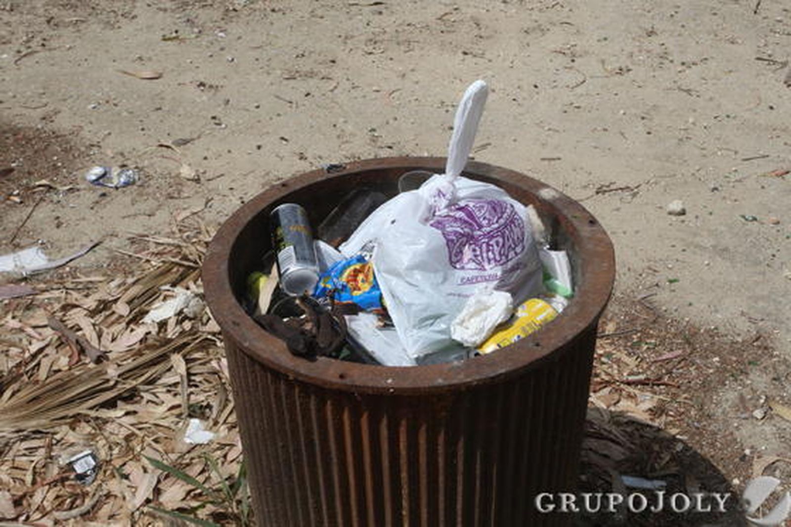 Una papelera repleta de basura.

Foto: Paco Guerrero