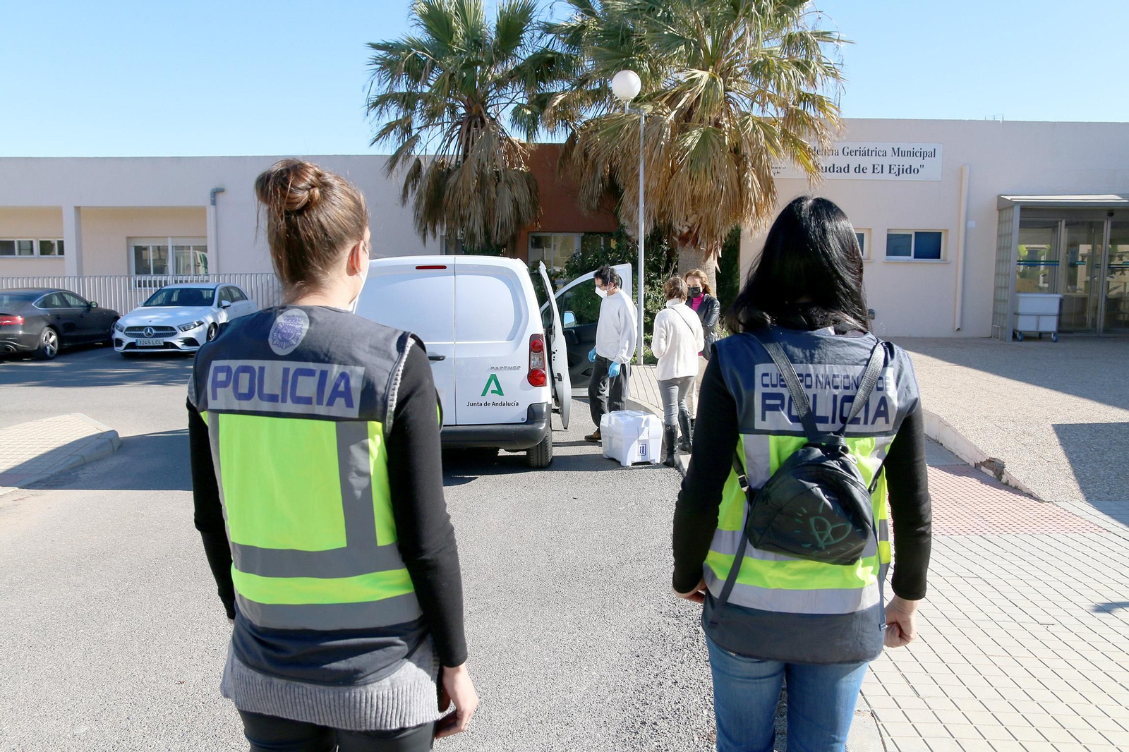 Las imágenes de la llegada de las primeras vacunas contra el COVID-19 a Almería