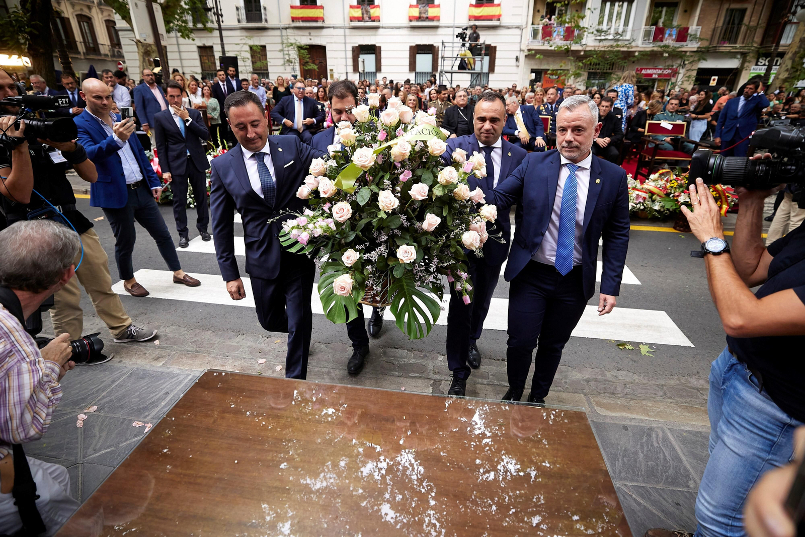 Granada se vuelca con la ofrenda floral en la Basílica de la Virgen de las Angustias