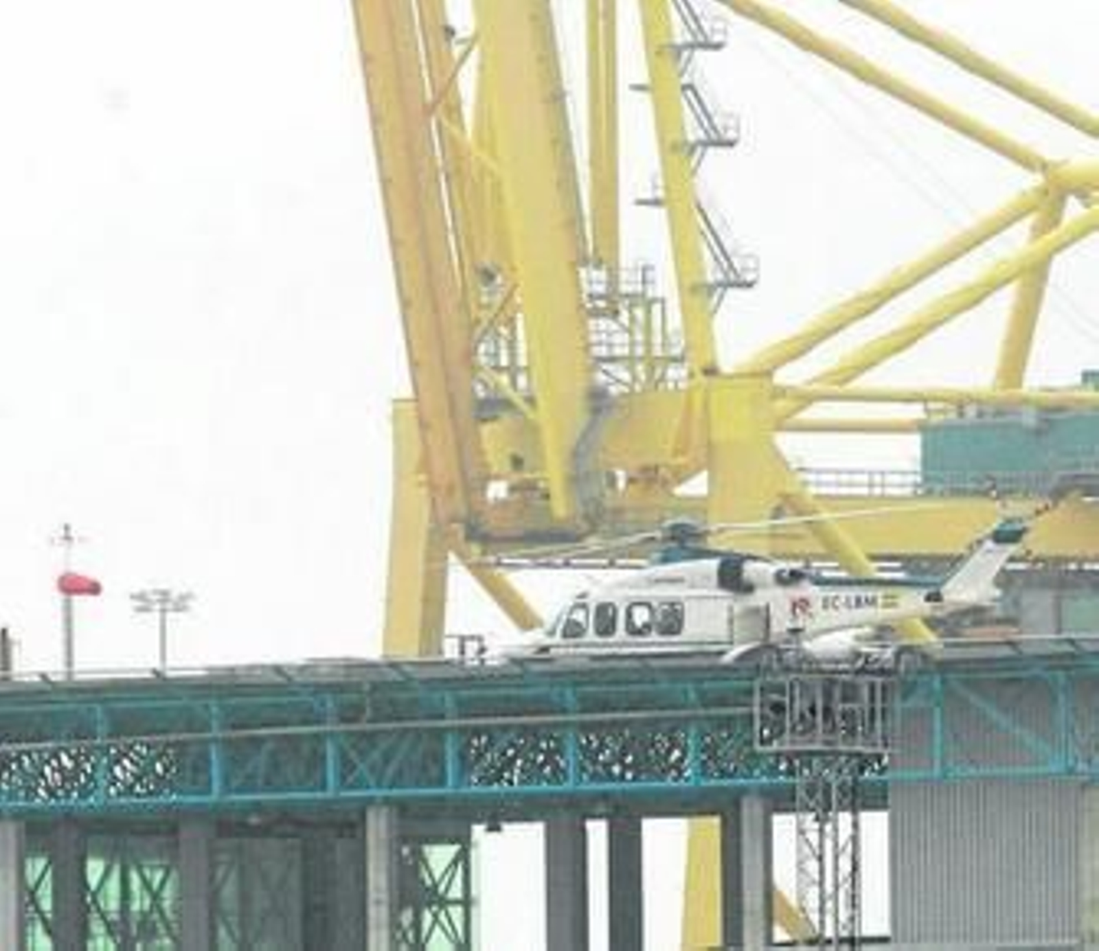 Un helicóptero en el helipuerto de Algeciras, ayer.