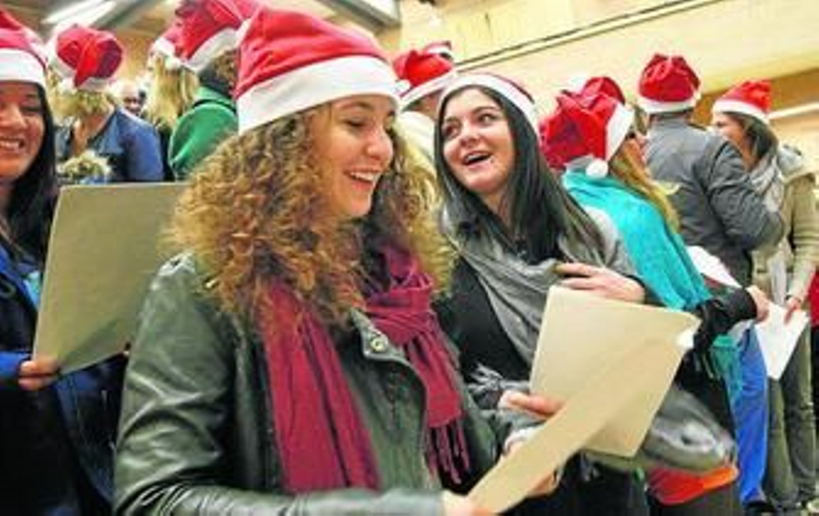 Alumnos Erasmus en un acto navideño celebrado en la UAL.