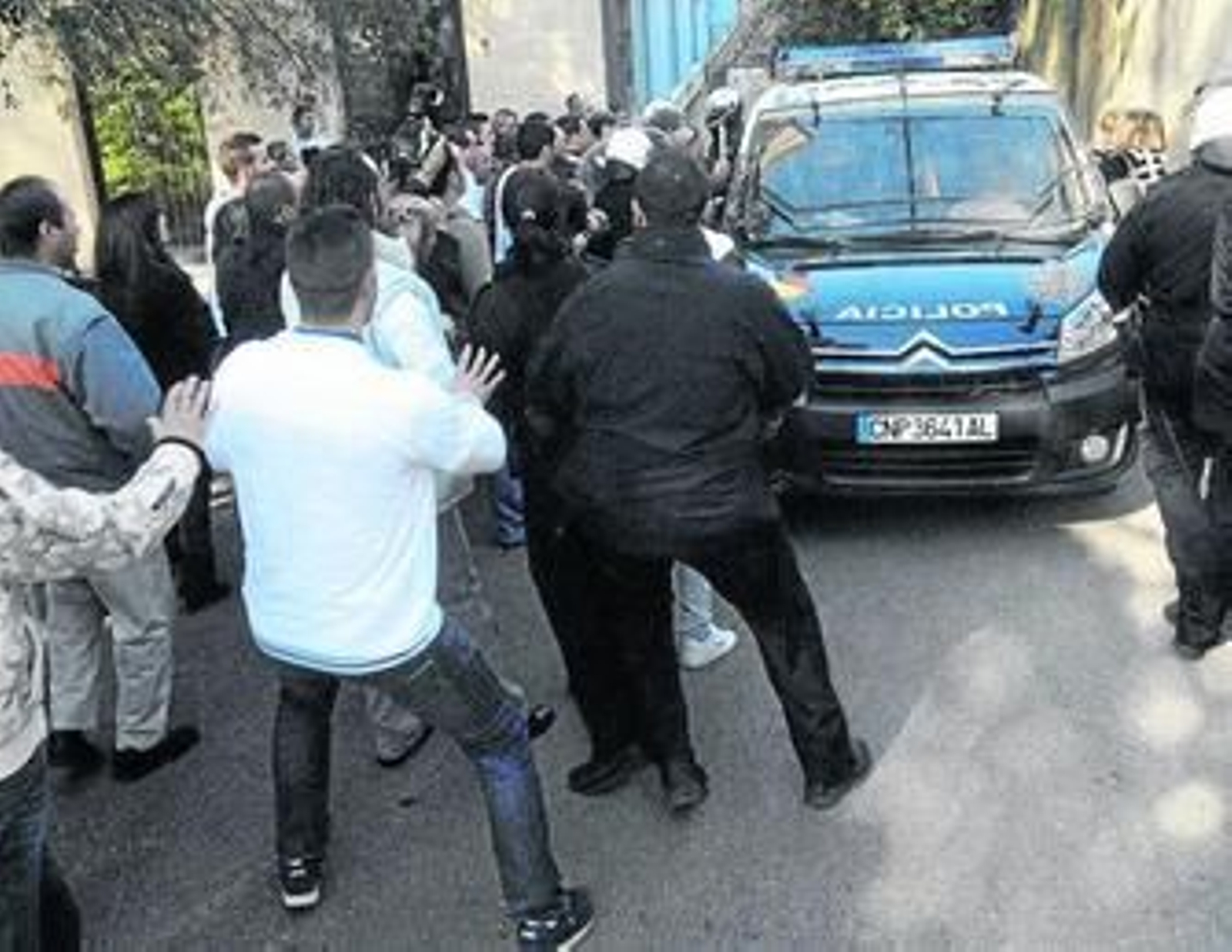 Gritos de amenaza después de la intervención policial tras salir el furgón.