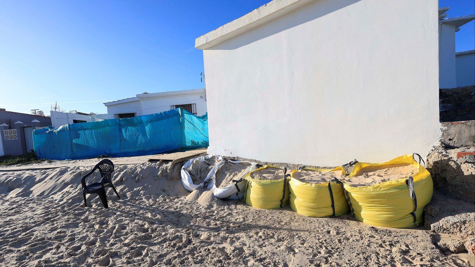 Aliviaderos y estructuras ocultas salen a la luz tras desaparecer la arena que las cubría.