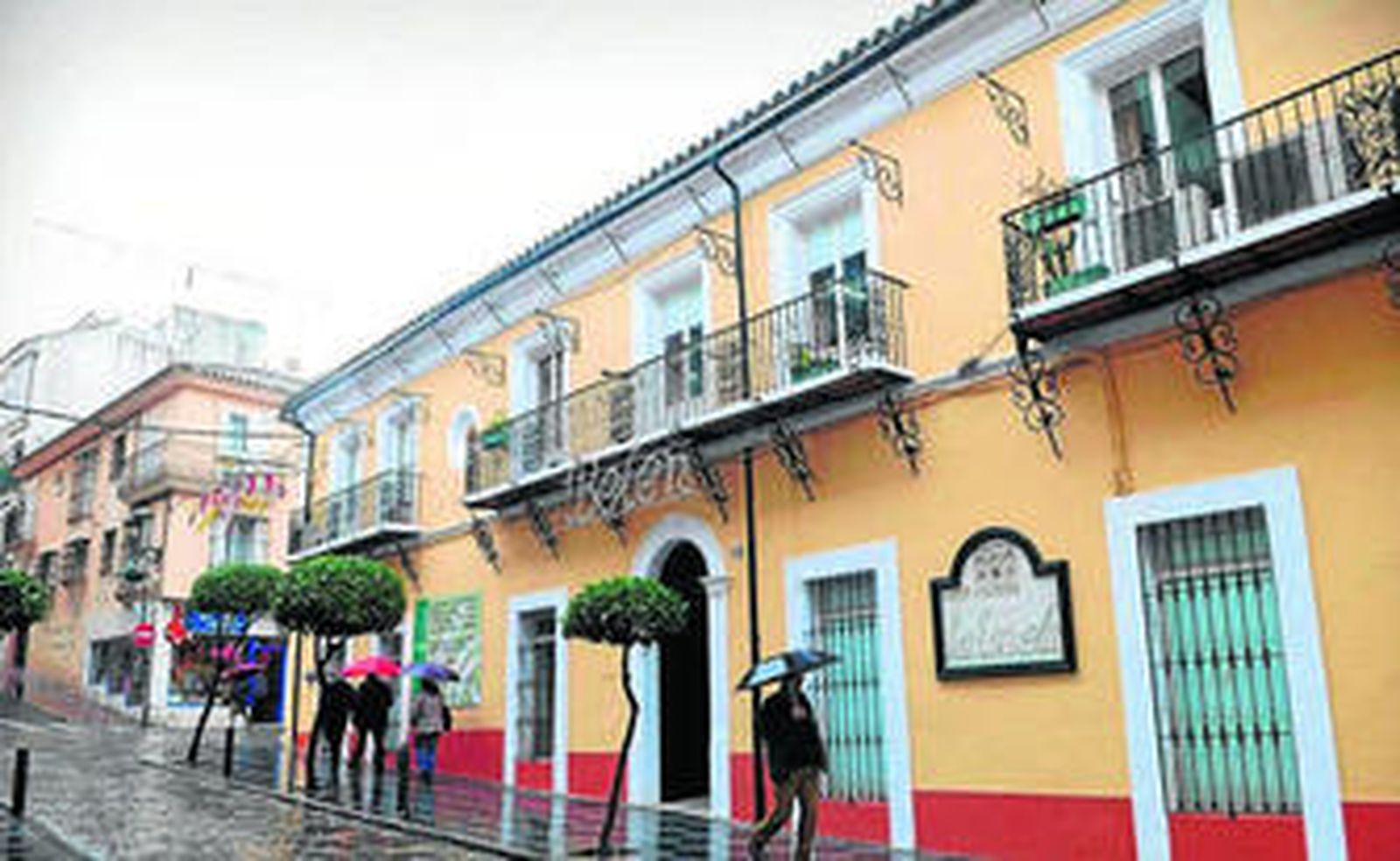 Imagen de la fachada exterior principal de las dependencias municipales de La Escuela.