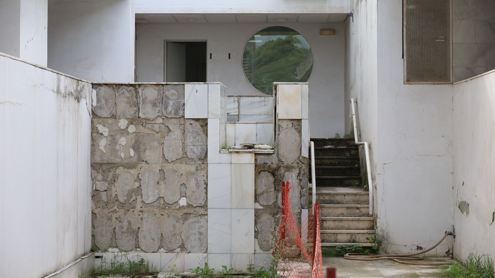 Estado ruinoso del Pabellón de España en la Expo 92, que hoy acoge las oficinas de Isla Mágica
