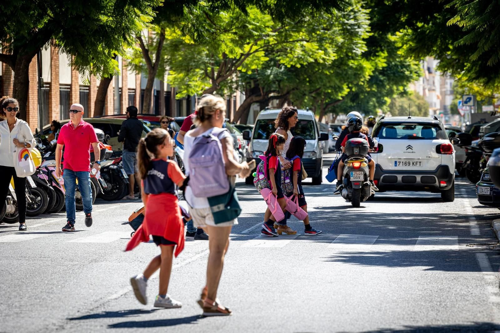 Un grupo de escolares llegando al colegio