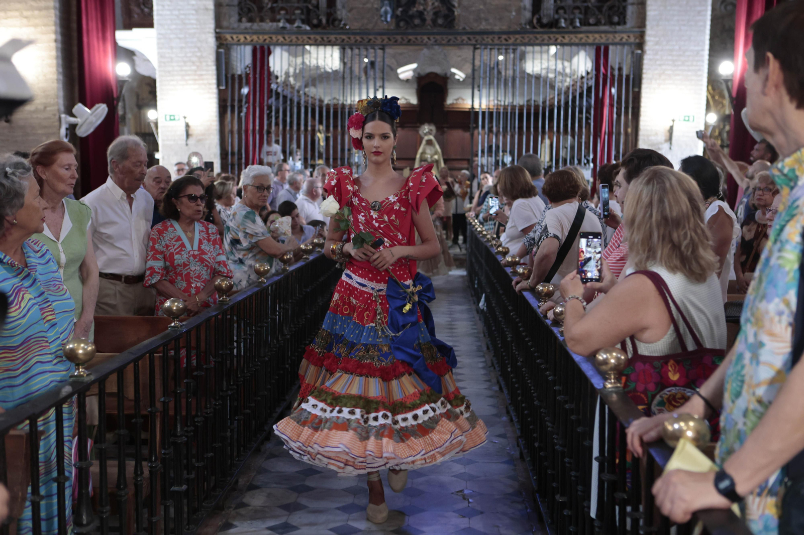 Ofrenda floral a Santa Ana de la asociación Qlamenco para rematar la Velá, todas las imágenes