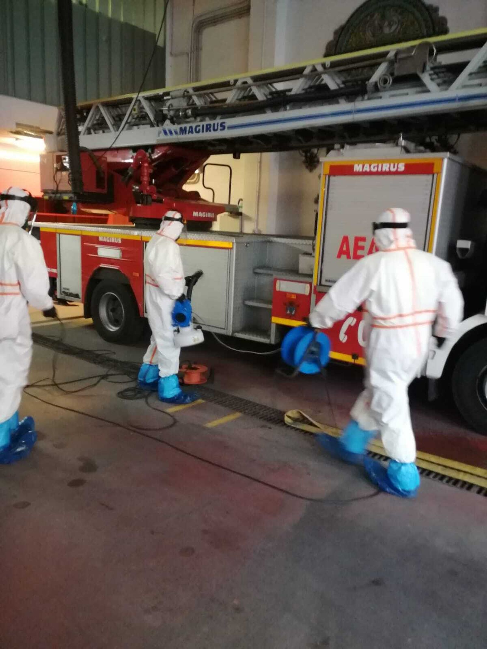 Limpieza en un parque de bomberos.