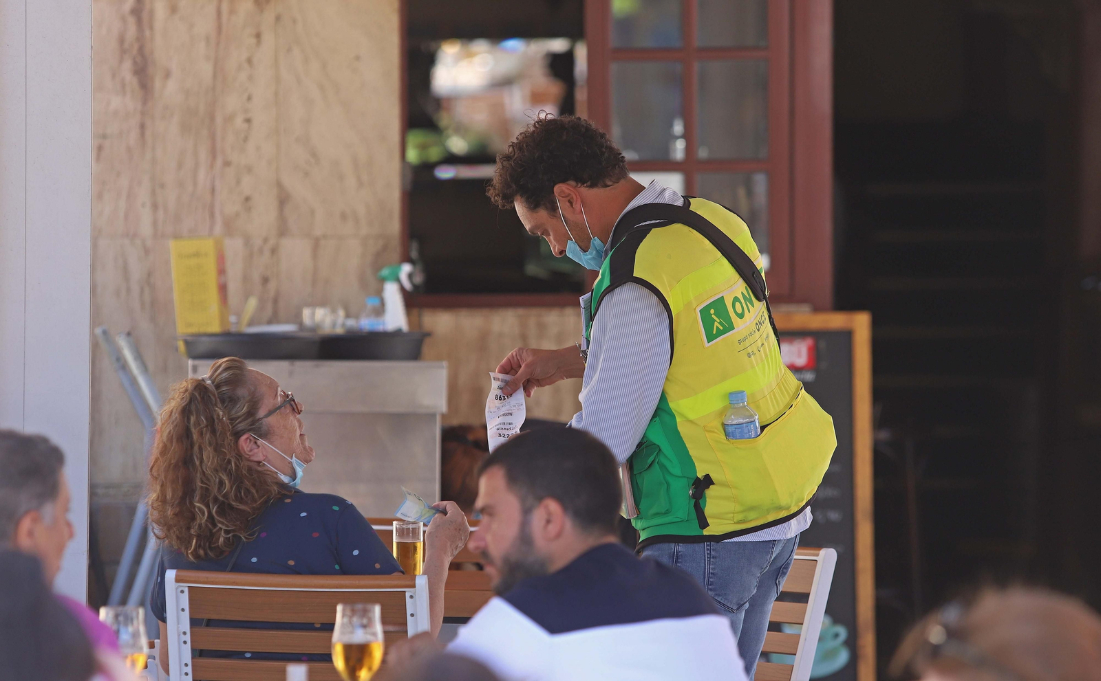 Un vendedor de la ONCE, en una terraza. Un vendedor de la ONCE, en una terraza.