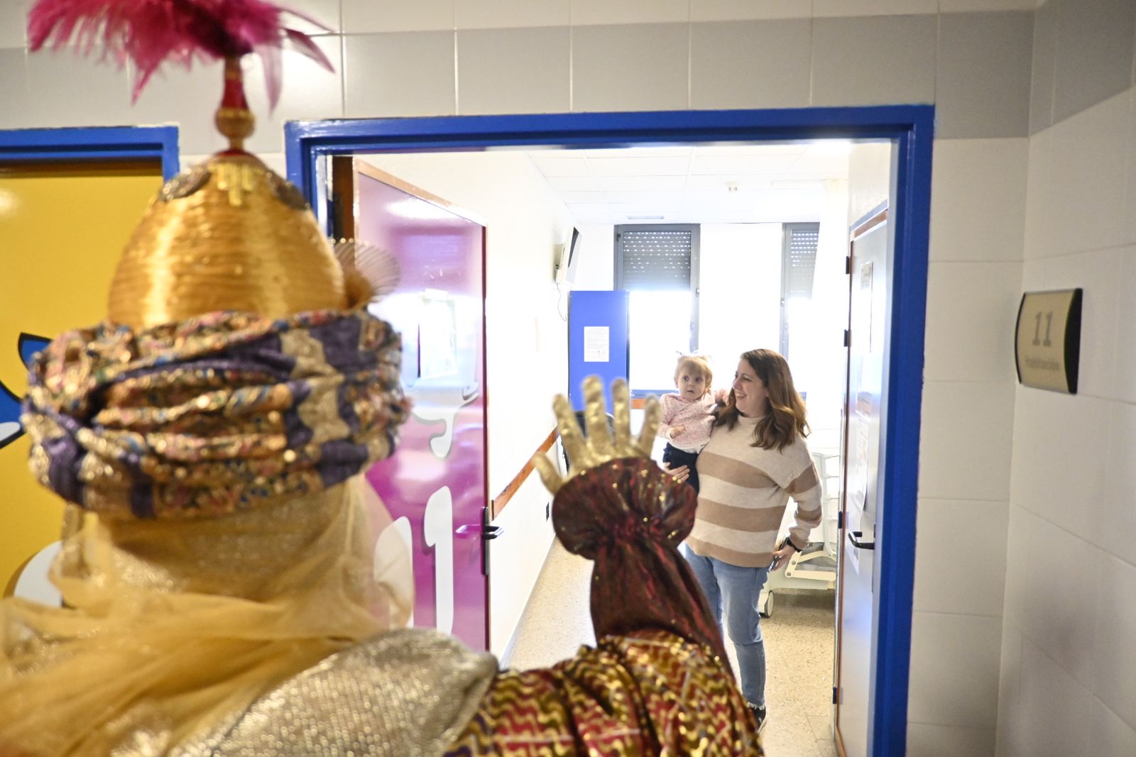 Recorrido fotográfico de los Reyes Magos por el hospital y los centros de mayores en la mañana del 5 de enero en Huelva
