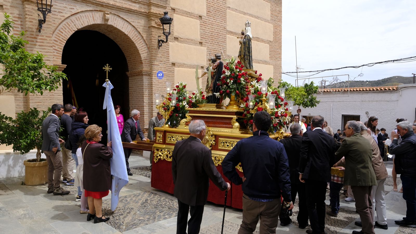 Imágenes de la procesión y paella solidaria en las Fiestas de Abla