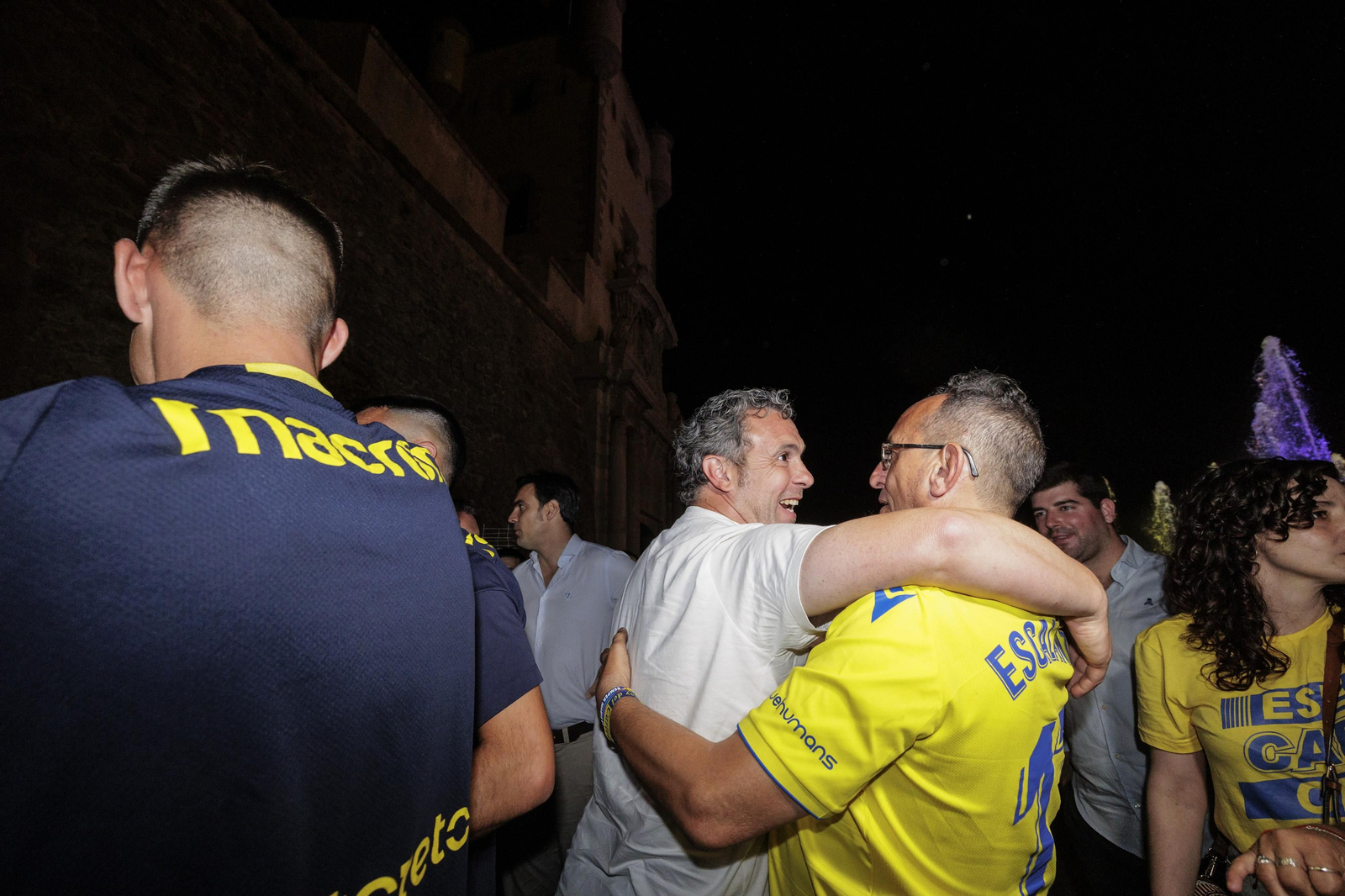 Las imágenes de la afición del Cádiz C.F. celebrando la permanencia en la fuente más cadista