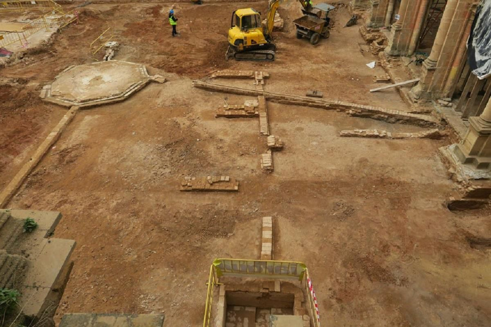 Vista general de la zona norte del patio del claustro, con la fuente central y una alberca o pilón en el cuadrante noreste.