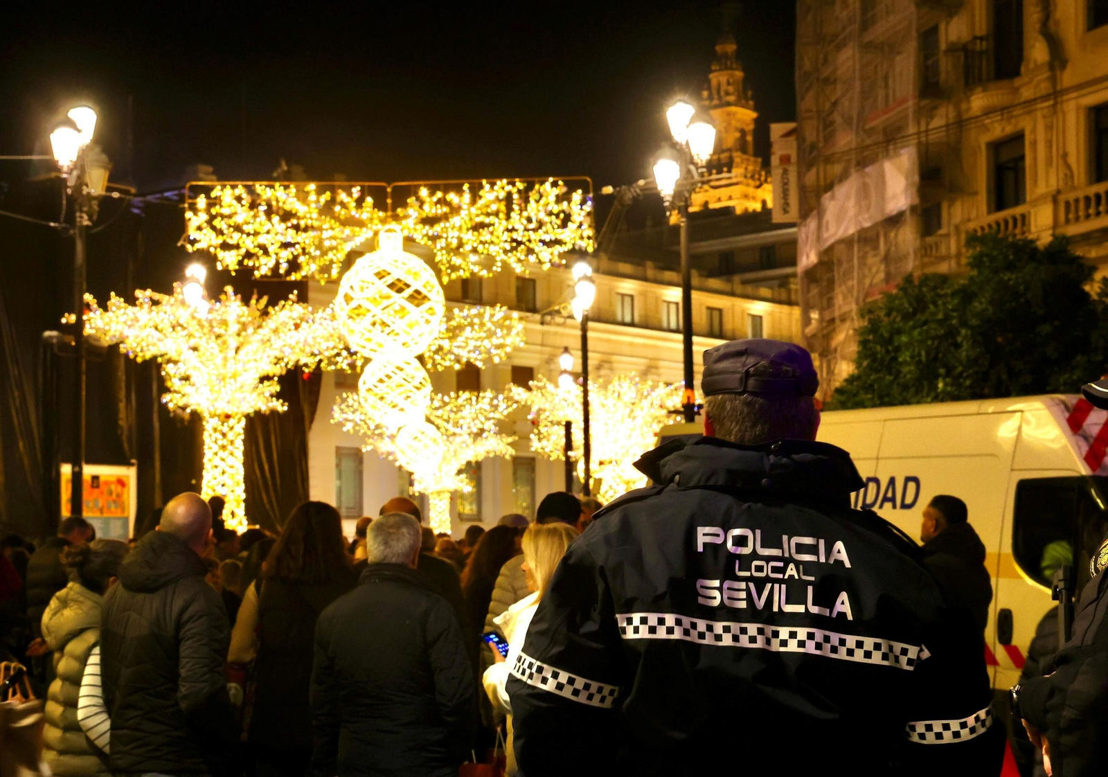 Un policía local de Sevilla, el pasado fin de semana durante el encendido de las luces navideñas.