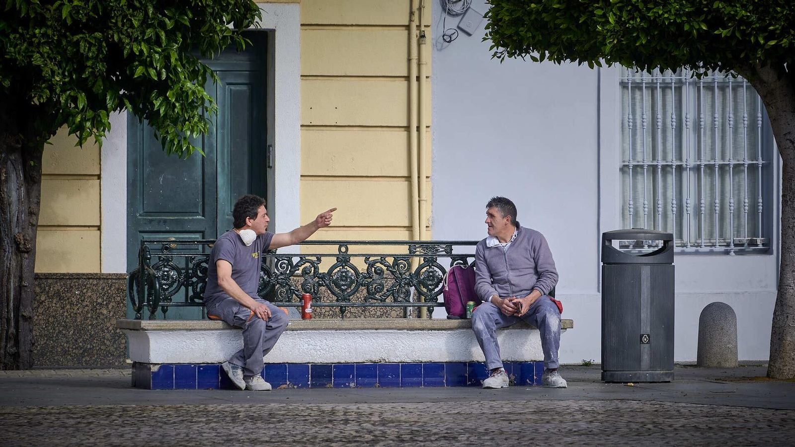 Dos trabajadores conversan, manteniendo la distancia de seguridad, durante su tiempo de descanso