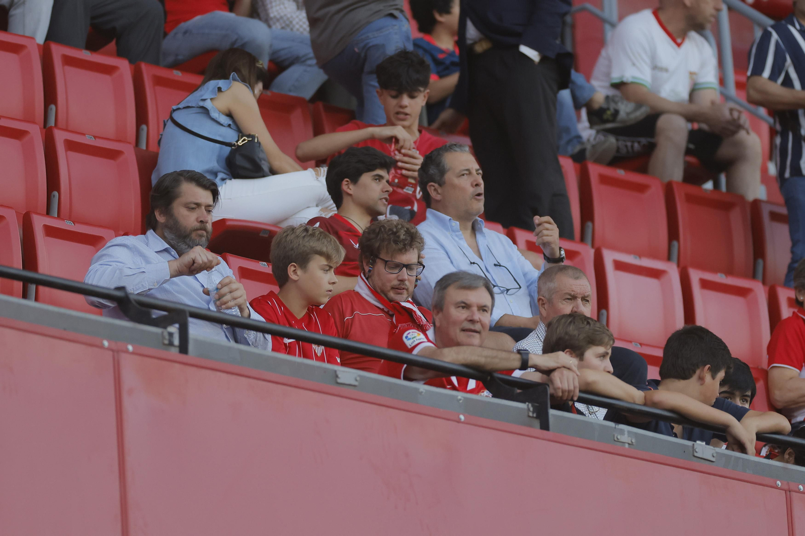 Búscate en las fotos del Sevilla-Girona