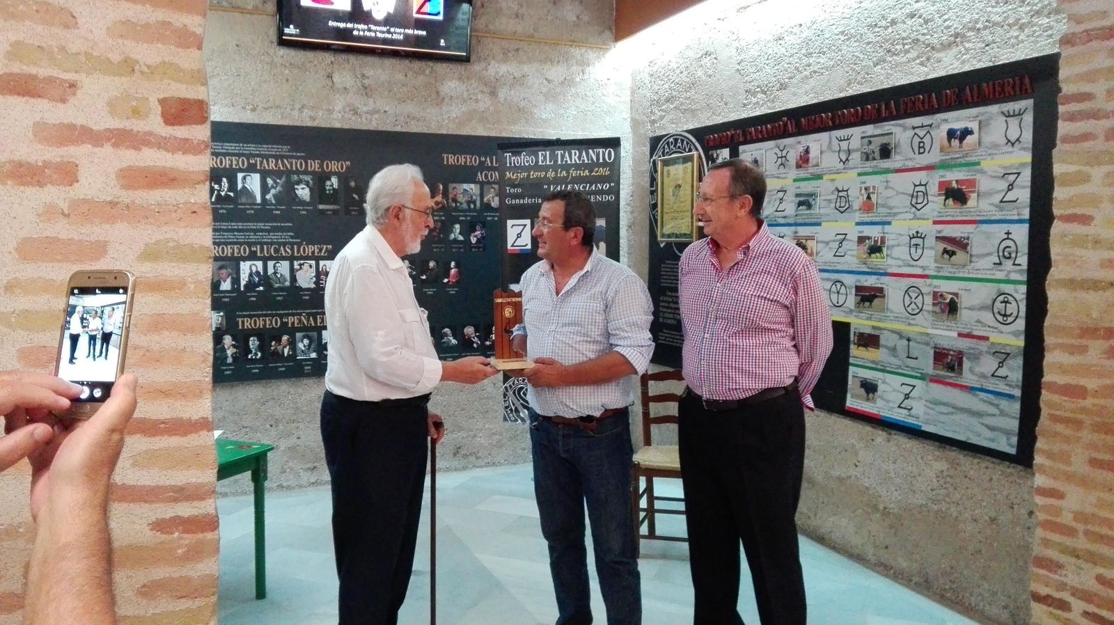 Marcos Rubio entrega al mayoral de Zalduendo el trofeo de El Taranto.