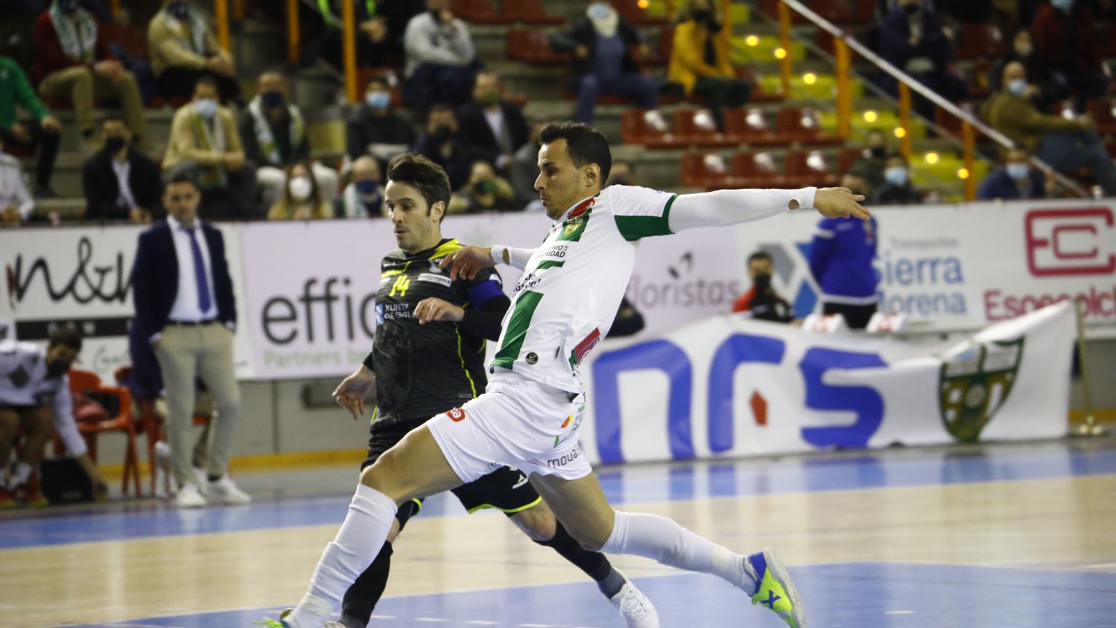 Boyos mete la puntera para rematar ante Miguel.