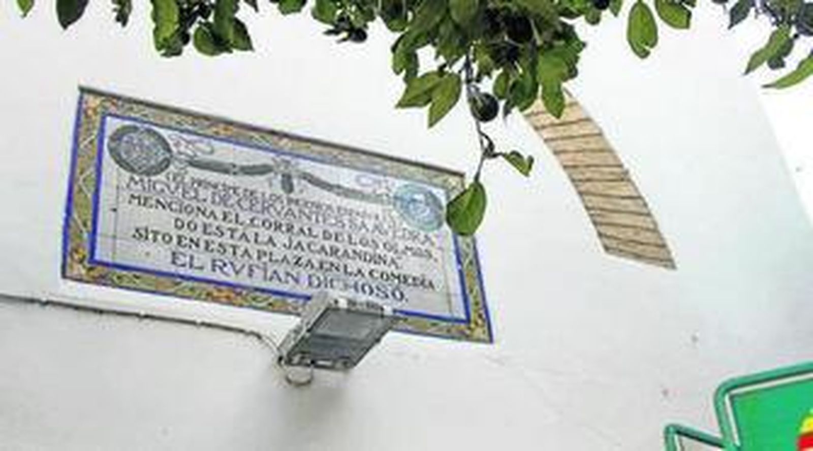 El delegado de Cultura, Antonio Muñoz, en la presentación del proyecto de restauración de las placas cervantinas.