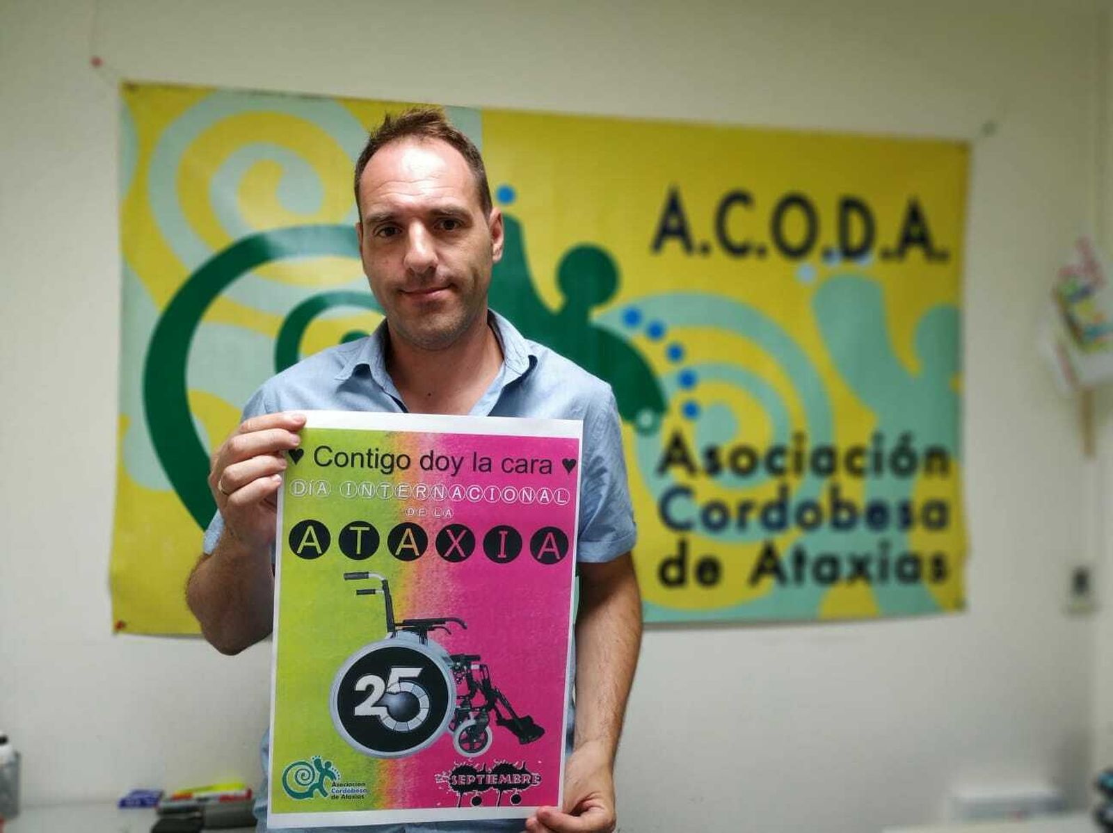 Antonio Navajas, con el cartel conmemorativo del Día Internacional de la Ataxia.