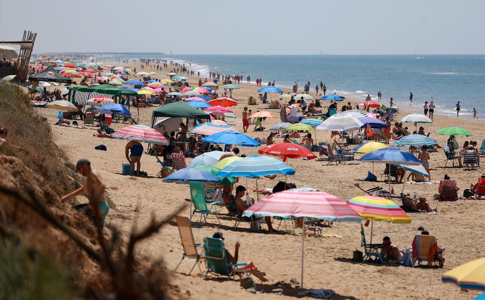 Imágenes del ambiente en las playas de Punta Umbría y La Bota en la mañana del domingo