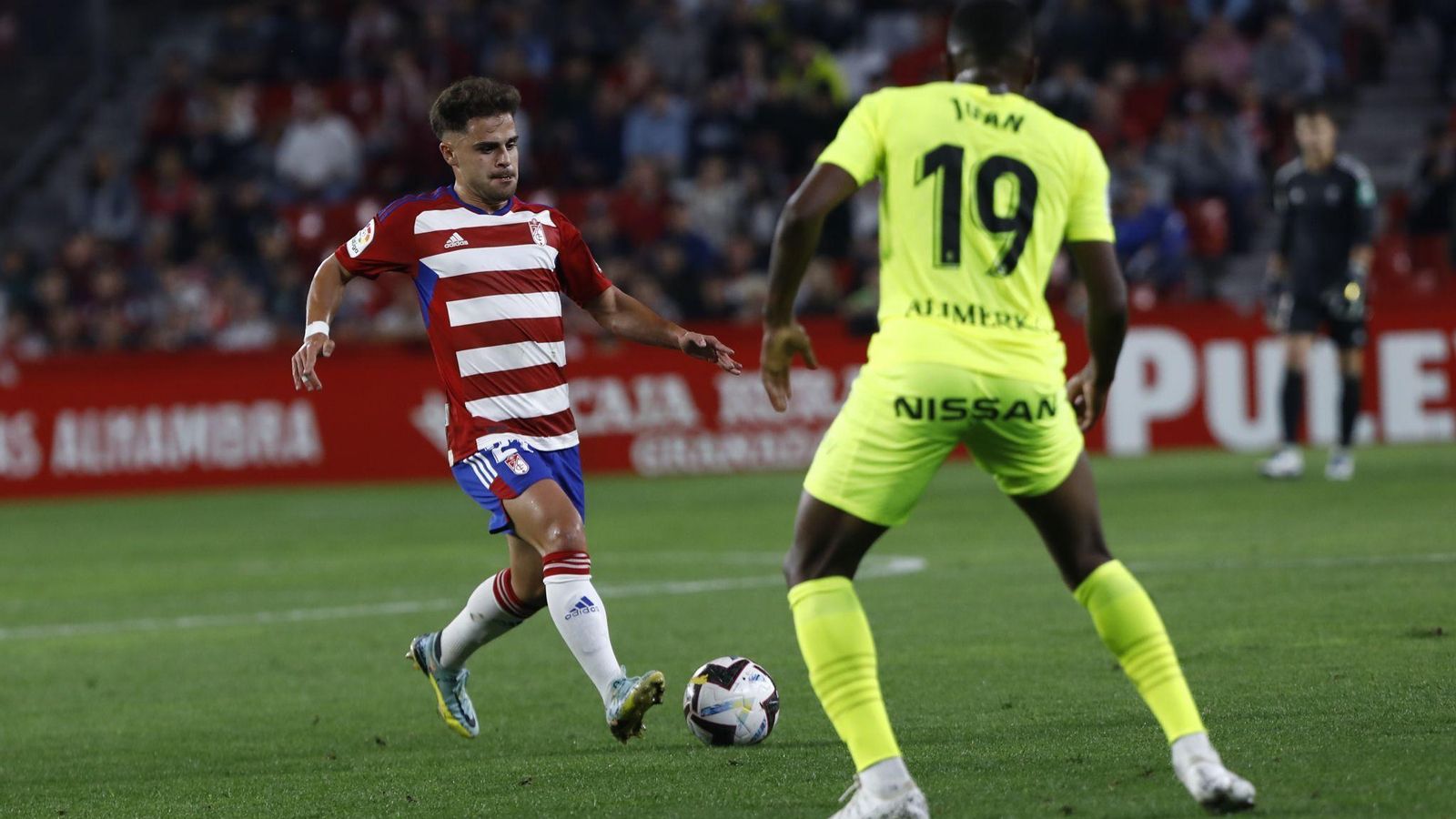 Melendo toca el balón en el partido