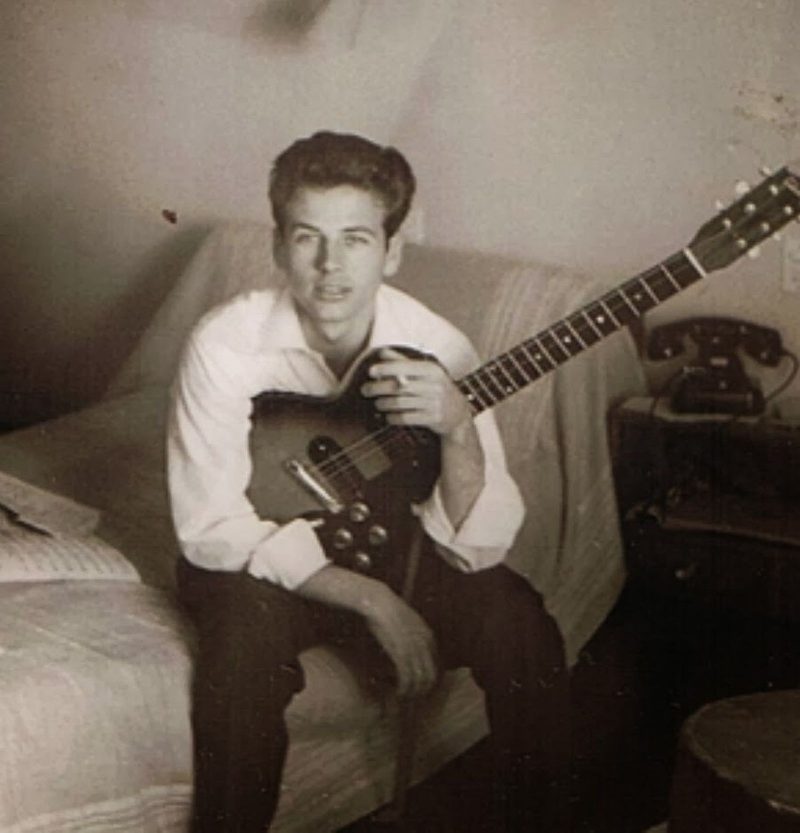 1. Un joven Enrique Lozano con su Gibson Melody Maker, la primera guitarra eléctrica que llegó a Málaga.  2. Imagen de Lozano que sirvió de portada para su biografía, 'A la búsqueda de una identidad'. 3. Un cartel de Los Íberos de finales de los 60.  4. El músico dejó su huella en el Teatro Cervantes de Málaga en 2011, antes del homenaje organizado por Javier Ojeda. 5. Imagen promocional de Los Íberos, con sus cuatro miembros.