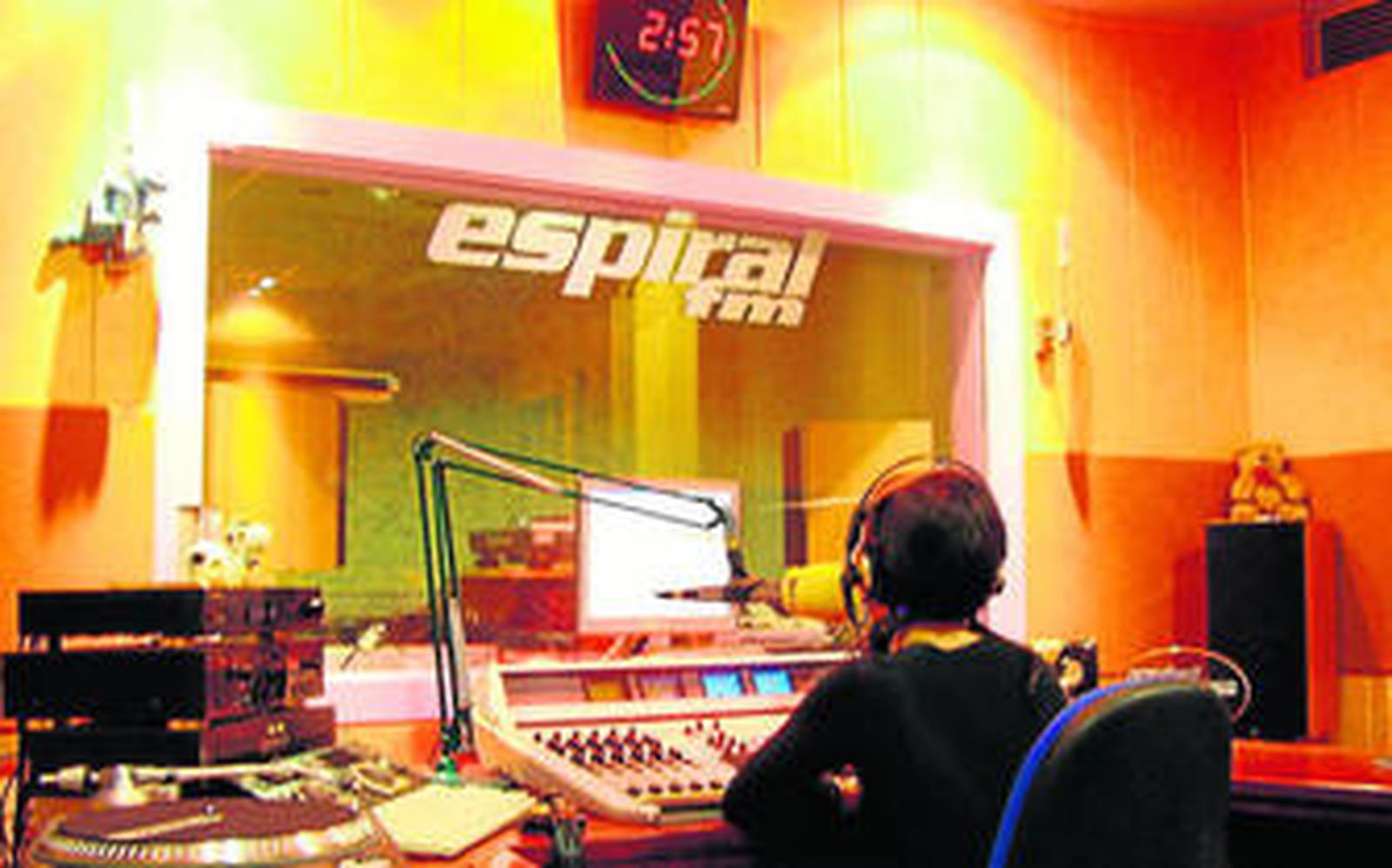 El reloj marca casi las 03:00 horas, una emisora con programación dance durante todo el día.