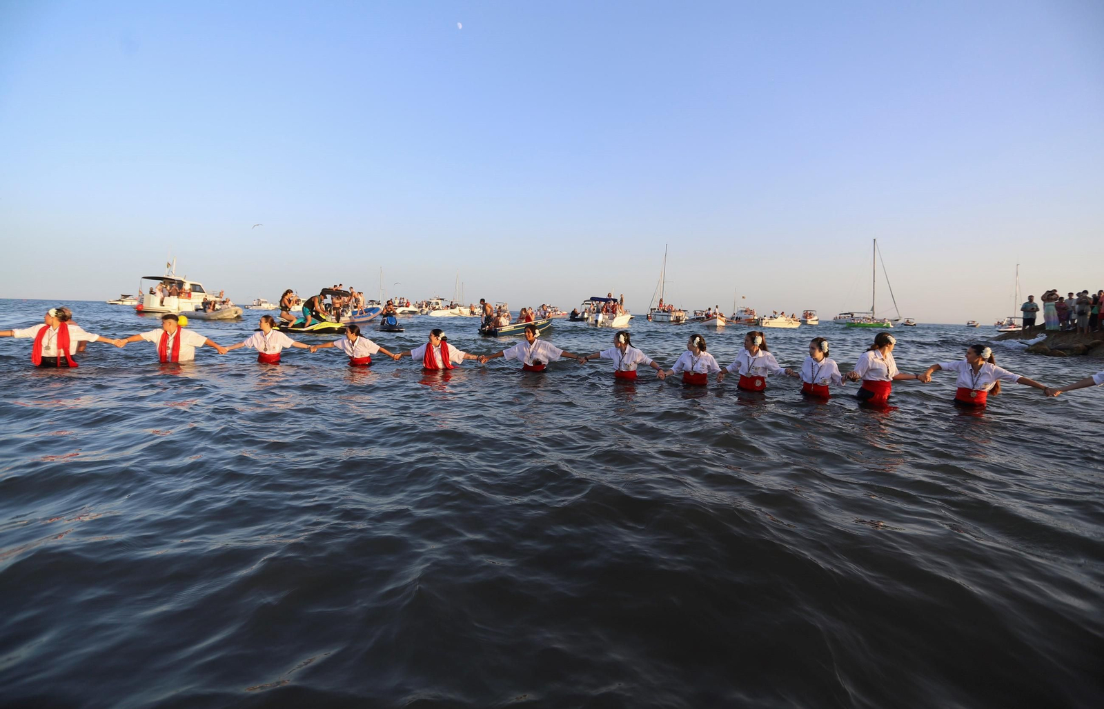 La procesión de la Virgen del Carmen en la playa del Palo, en Málaga, en fotos