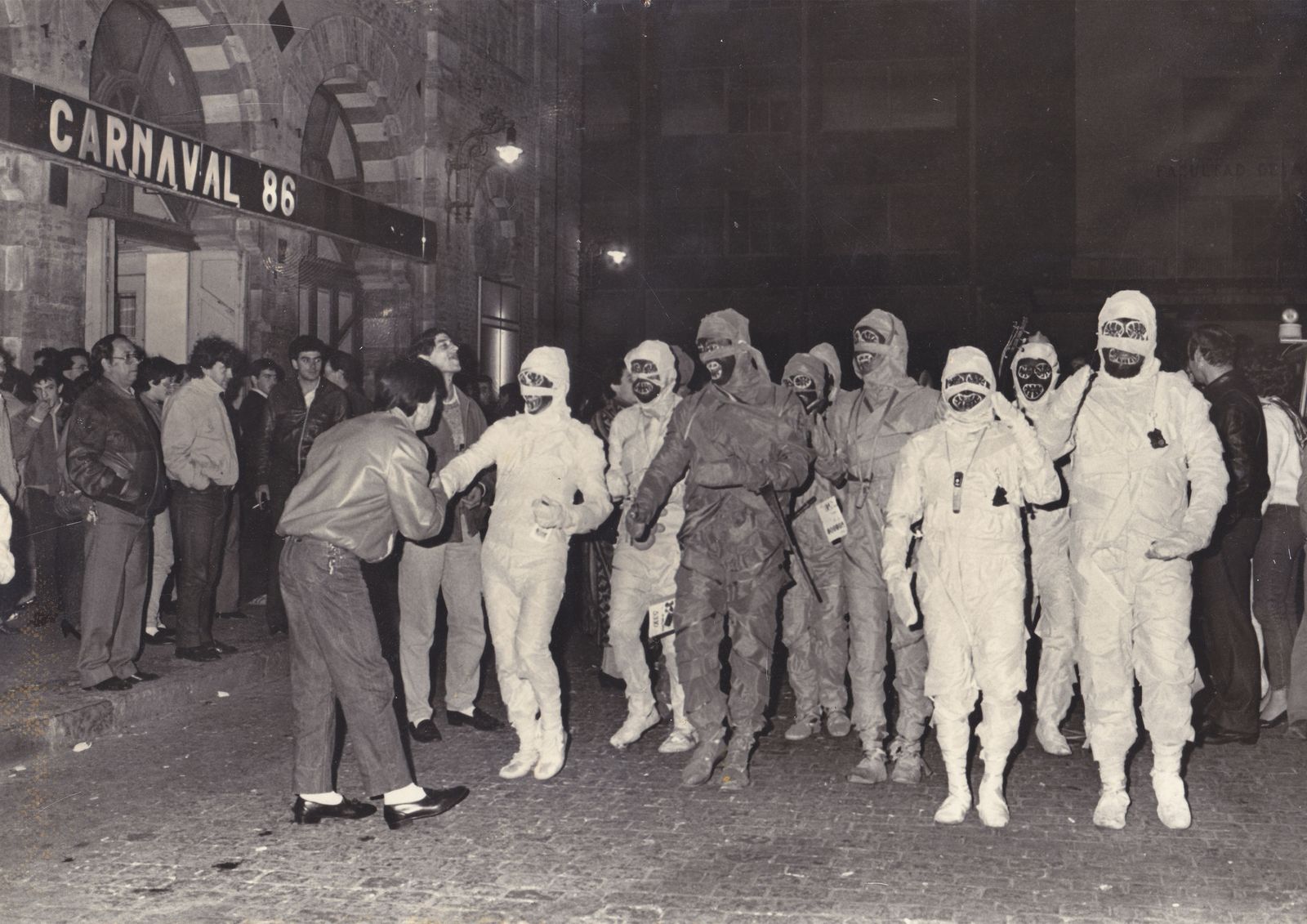 'Las momias de güete pa guá los niños' hace pasacalles ante la puerta del Falla.