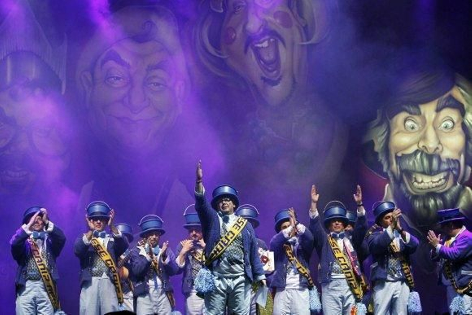 La chirigota del Love aplaude al público asistente en San Antonio. /Lourdes de Vicente